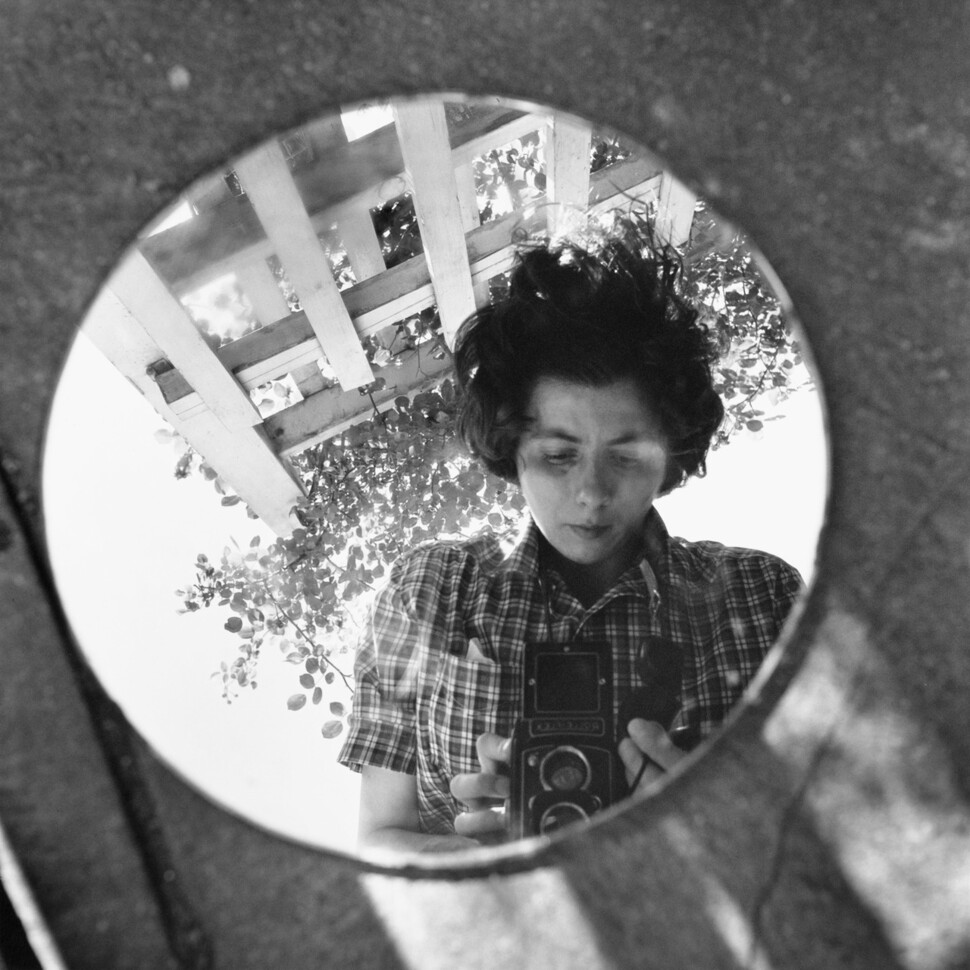 ‘1(X)’, 뉴욕, 1953년. 비비언 마이어는 1952년 롤라이플렉스를 장만하며 사진작가의 열정을 더 불태운다. 그의 자화상 사진은 1996년을 끝으로 더 볼 수 없다. ⓒEstate of Vivian Maier, Courtesy of Maloof Collection and Howard Greenberg Gallery, NY