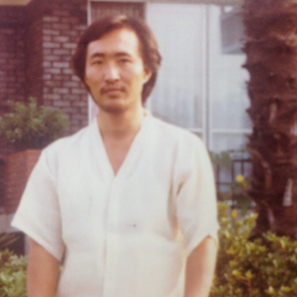 1981년 노회찬은 고창 선운사 참당암에서 직업노동운동가, 직업정치인이 되겠다고 결심했다. 이를 ‘참당암 결의’라 일컫는다. 이 사진은 참당암에서 나온 직후에 찍은 것으로 보인다. ⓒ노회찬재단