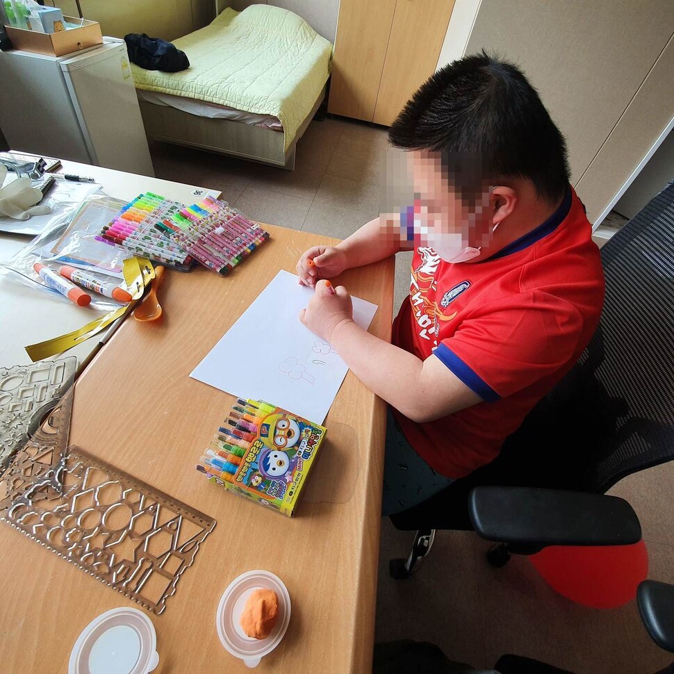 코로나19 기간인 2020년, 한 발달장애인이 서울시사회서비스원 소속 활동지원사의 돌봄을 받으며 그림을 그리고 있다. 서울시사회서비스원 노조 제공