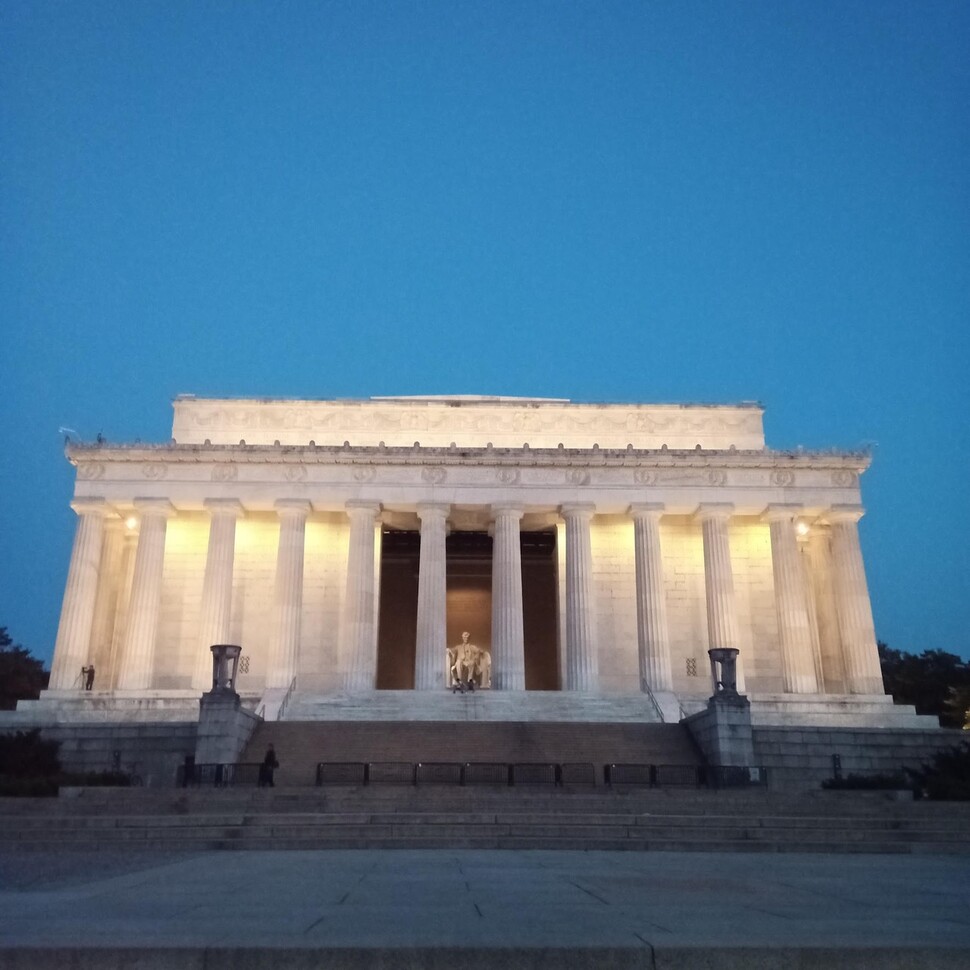 새벽의 링컨기념관.