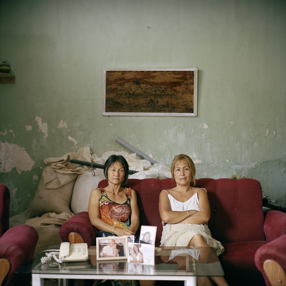 쿠바에 사는 한인 동포 올가와 아델리나 자매가 2016년 9월 자신의 집 소파에 앉아 있다. 이들은 유전적으로 현지인과 섞이지 않은 한인 동포로, 쿠바뿐만 아니라 멕시코에 사는 ‘애니깽’ 후손 중 이들처럼 순혈 한국인은 매우 드물다. 이 자매의 아버지인 임천택씨는 쿠바 한인 커뮤니티를 이끈 유명 인사다. WPP재단 제공