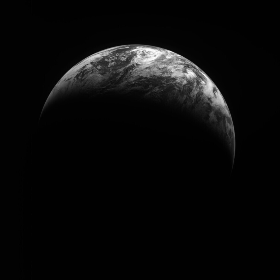 A zoomed-in view of Earth as shown in a photo taken by the Danuri orbiter at 3:54 pm on Jan. 1 at 117 km above the moon’s surface. (courtesy of KARI)