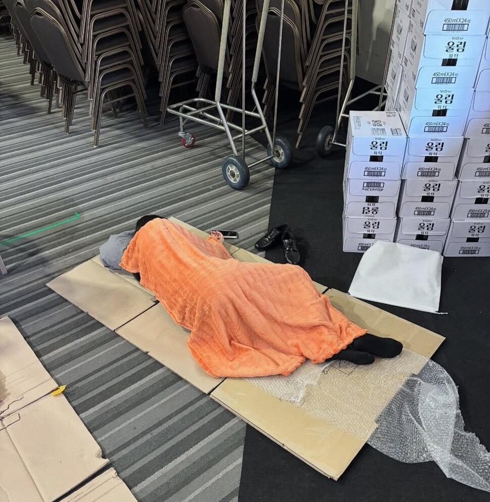 아시아태평양경제협력체(APEC·아펙) 정상회의에 투입된 경찰이 대기장소에서 박스를 깔고 누워 휴식을 취하고 있다. 전국경찰직장협의회 제공