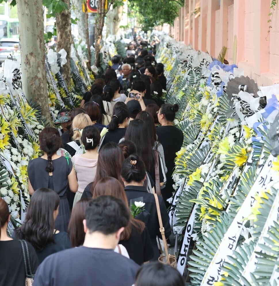 People fill the sidewalk outside an elementary school in Seoul’s Seocho District on July 20 to mourn the passing of a teacher found dead in her classroom from an apparent suicide. (Baek So-ah/The Hankyoreh)