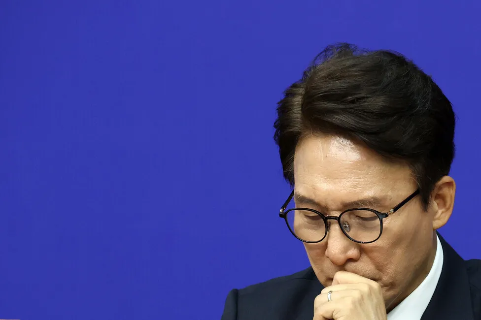 Infighting, Verbal Gaffes, Excessive Protocol: A Loosened Democratic Party Losing Public Support