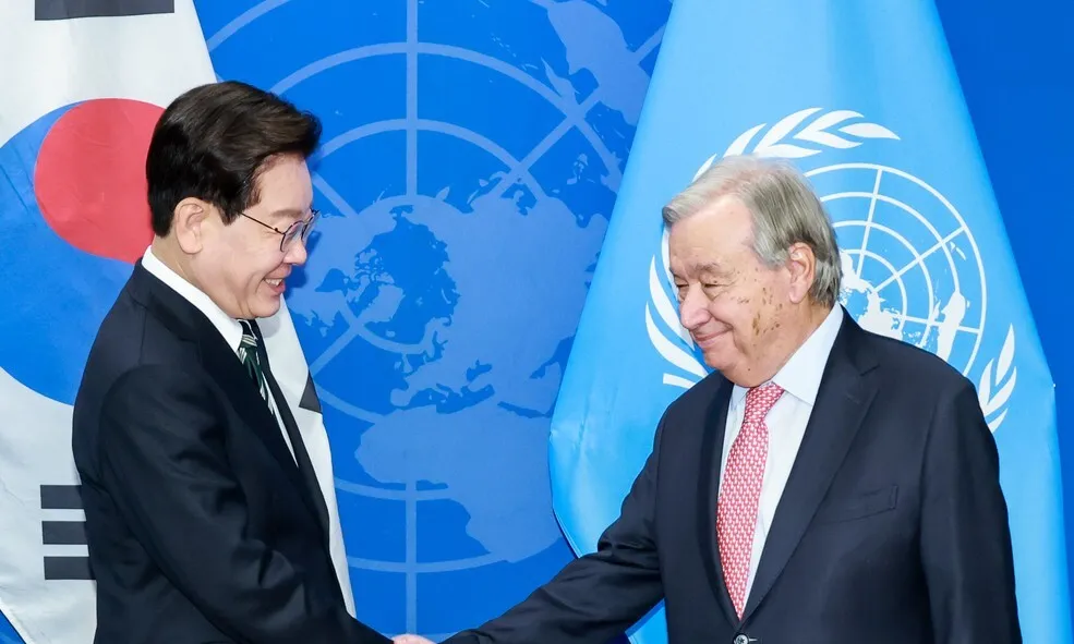 President Lee Jae-myung meets UN Secretary-General Antonio Guterres at UN headquarters in New York