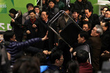 [韓国] 民主党 統合反対派 腕力行使…魚醤 散布…乱闘場 全党大会