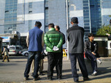 ‘SSM戦争’…不寝番に立つ町内商人たち