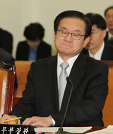 検察、長官抜きで大統領府に不法携帯電話 直報告?