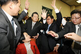 ‘合意握手’ 1日で手のひら返した与党