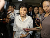 ‘歴史 逆向’連日攻勢  イ・ジェオ 
