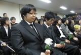 “先生追い出した学校に絶望” ‘喪服で卒業式’