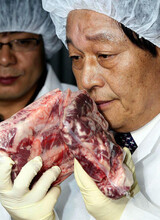 臭いを嗅ぐ‘検疫ショー’… 