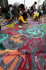 希望バスは、不安な現実への「抵抗の象徴」