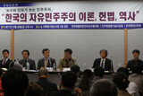 [ハンギョレ21 2011.11.14 第885号] 血まみれの銃剣を持った韓国の‘自由民主主義’