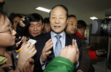 イ・サンドク議員‘不出馬’宣言 補佐官拘束 １日で決定…拡散する‘お兄さん疑惑’消火