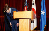 駐韓米軍司令官‘民間人に手錠’謝ったが…