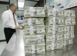 ドル解き放った当局…‘実弾’足りず積極介入に限界