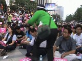 チョン・ドンヨン、保守団体会員に暴行された