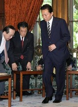 米・日同盟 得たが、鳩山‘傷だらけ’