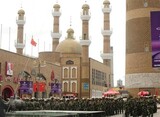 少数民族 奪われた広場に‘中国軍進軍記念塔’にょっきり