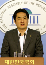 ハンナラ、‘セクハラ発言 波紋’カン・ヨンソク議員 急遽 除名
