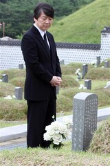 アン・チョルス 5・18墓地 参拝…大統領選挙出馬‘事前申告’か