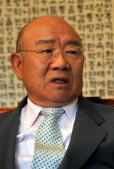 全斗煥氏 騒がしい帰郷‘前非御天歌’溢れ出る