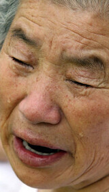 疑問死した息子の遺骨を抱いて23年 胸で呼んだ 