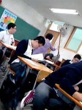 「清掃しなかった」教師が生徒の顔をモップでこする