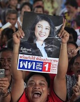 インラック、タクシンを背負い総選挙勝利…レッドシャツ‘親庶民’に熱狂