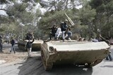 武装デモ隊、トリポリ‘東-西 はさみ撃ち’