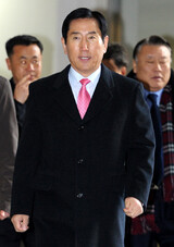 虚偽事実で‘盧武鉉誹謗’チョ・ヒョノ前警察庁長 法廷拘束