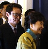 セクハラ論難ユン・チャンジュン大統領府代弁人 米国現地で電撃更迭