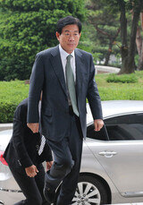 ‘億台 授受 疑惑’ウォン・セフン前国家情報院長 検察出頭
