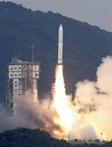 日本‘固体燃料’ロケット発射…ICBM‘カウントダウン’