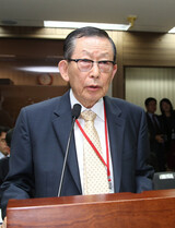 ユ・ヨンイク国史編纂委員長 息子は‘米国籍’