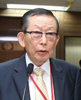 ユ・ヨンイク国史編纂委員長、子息 国籍放棄‘偽り釈明’論難
