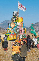 ‘密陽(ミリャン)平和塔’訪ねた希望のバス