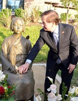 米議員、慰安婦ハルモニ遺影に焼香も