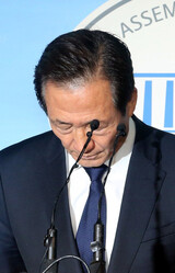 [珍島海上 旅客船沈没 大惨事]「チョン・モンジュンは、その未開な国民の投票で７選議員に…」