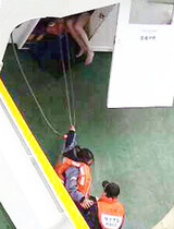 [旅客船沈没 大惨事] 乗客を救う余裕がなかったと言った航海士、船室に戻って服を持ってきた