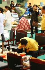 [旅客船沈没 大惨事] ミン・ギョンウク 大統領府報道官、‘卵ラーメン’発言を報道したからと…