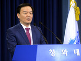 大統領府報道官‘潜水士、遺体1体収拾に500万ウォン’発言 避難相次ぐ