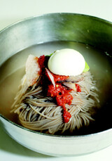 [マガジンesc] 北の故郷の味を偲ぶ美味しい冷麺(ネンミョン)紀行
