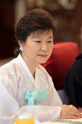 朴槿恵(パク・クネ)大統領支持率 40%ライン‘崩壊危機’