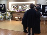 焼身自殺警備員の加害者が葬儀室を訪れ謝罪