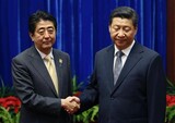 笑顔の安倍首相に習主席は冷ややかな視線