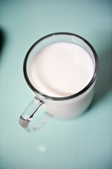 牛乳を一日3杯以上飲むと死亡率が高まる？