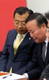 大統領府文書流出事件で秘書官「3人組」を庇う朴槿恵大統領